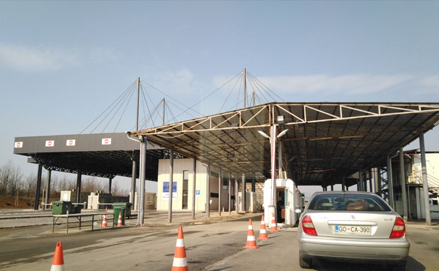 ПРИШТИНА УВЕЛА ЛИСТЕ НЕПОЖЕЉНИХ: Рампа уз прећутну сагласност Америке, да би погурали своје Србе